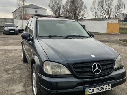 Черный Мерседес МЛ 320, объемом двигателя 3.2 л и пробегом 290 тыс. км за 5500 $, фото 1 на Automoto.ua