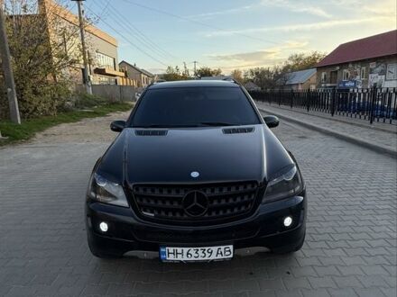 Черный Мерседес МЛ 320, объемом двигателя 3 л и пробегом 293 тыс. км за 11000 $, фото 1 на Automoto.ua