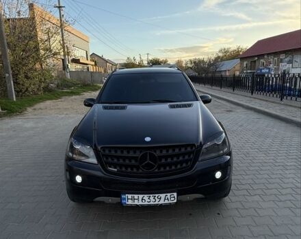 Черный Мерседес МЛ 320, объемом двигателя 3 л и пробегом 293 тыс. км за 11000 $, фото 1 на Automoto.ua