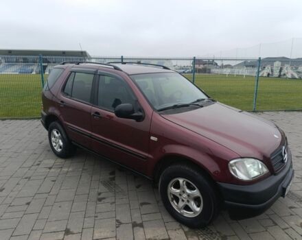 Красный Мерседес МЛ 320, объемом двигателя 3.2 л и пробегом 350 тыс. км за 5699 $, фото 1 на Automoto.ua