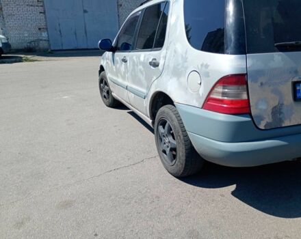 Серый Мерседес МЛ 320, объемом двигателя 3.2 л и пробегом 515 тыс. км за 3950 $, фото 2 на Automoto.ua