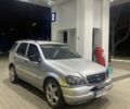 Серый Мерседес МЛ 320, объемом двигателя 3.2 л и пробегом 317 тыс. км за 5200 $, фото 1 на Automoto.ua