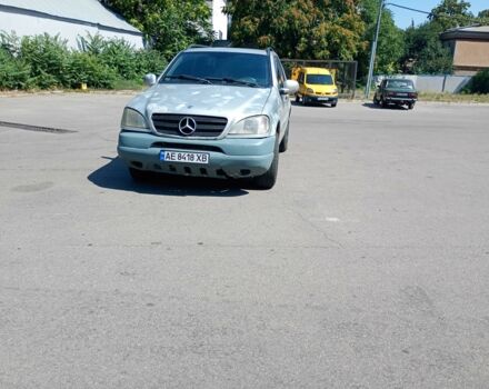 Серый Мерседес МЛ 320, объемом двигателя 3.2 л и пробегом 515 тыс. км за 3950 $, фото 1 на Automoto.ua