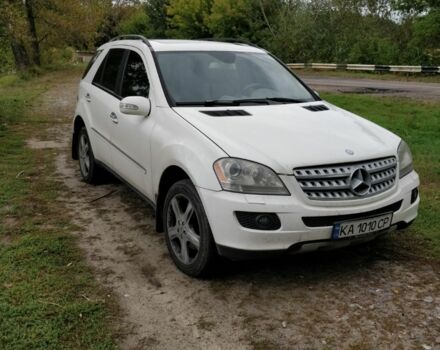 Белый Мерседес МЛ 350, объемом двигателя 3.5 л и пробегом 270 тыс. км за 8200 $, фото 1 на Automoto.ua
