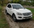 Белый Мерседес МЛ 350, объемом двигателя 3.5 л и пробегом 270 тыс. км за 8200 $, фото 1 на Automoto.ua