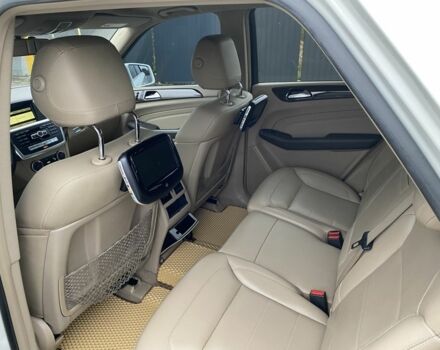 Белый Мерседес МЛ 350, объемом двигателя 3.5 л и пробегом 195 тыс. км за 18490 $, фото 4 на Automoto.ua