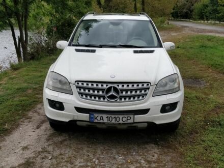 Белый Мерседес МЛ 350, объемом двигателя 3.5 л и пробегом 270 тыс. км за 8200 $, фото 1 на Automoto.ua