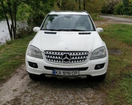 Белый Мерседес МЛ 350, объемом двигателя 3.5 л и пробегом 270 тыс. км за 8200 $, фото 1 на Automoto.ua