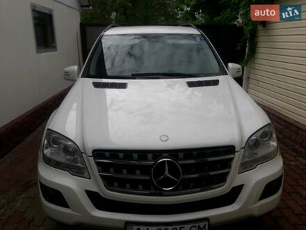 Мерседес МЛ 350 2010 в Борисполе на Automoto.ua Белый Мерседес МЛ 350, объемом двигателя 3 л и пробегом 218 тыс. км за 16450 $, фото 1 на Automoto.ua