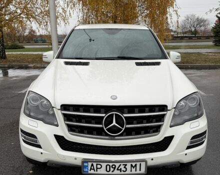 Белый Мерседес МЛ 350, объемом двигателя 3 л и пробегом 356 тыс. км за 16000 $, фото 1 на Automoto.ua