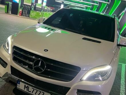 Белый Мерседес МЛ 350, объемом двигателя 3 л и пробегом 204 тыс. км за 19500 $, фото 1 на Automoto.ua