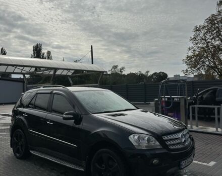 Черный Мерседес МЛ 350, объемом двигателя 3.5 л и пробегом 300 тыс. км за 9500 $, фото 12 на Automoto.ua