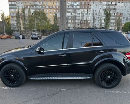 Черный Мерседес МЛ 350, объемом двигателя 3.5 л и пробегом 320 тыс. км за 10500 $, фото 1 на Automoto.ua