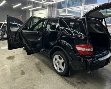 Чорний Мерседес МЛ 350, об'ємом двигуна 3.5 л та пробігом 270 тис. км за 10800 $, фото 3 на Automoto.ua