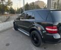 Черный Мерседес МЛ 350, объемом двигателя 3.5 л и пробегом 320 тыс. км за 10500 $, фото 6 на Automoto.ua