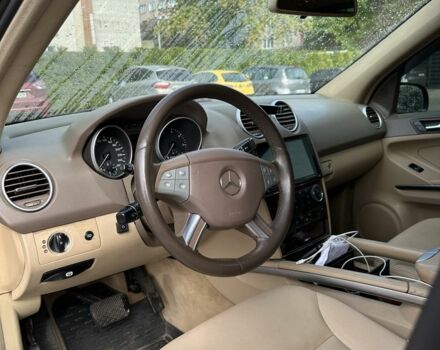 Черный Мерседес МЛ 350, объемом двигателя 3.5 л и пробегом 300 тыс. км за 9500 $, фото 7 на Automoto.ua