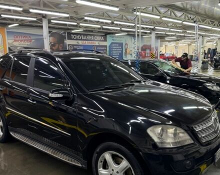 Черный Мерседес МЛ 350, объемом двигателя 3.5 л и пробегом 242 тыс. км за 9499 $, фото 1 на Automoto.ua