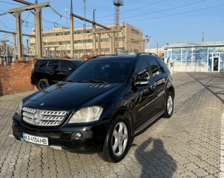 Черный Мерседес МЛ 350, объемом двигателя 3.5 л и пробегом 242 тыс. км за 9499 $, фото 8 на Automoto.ua