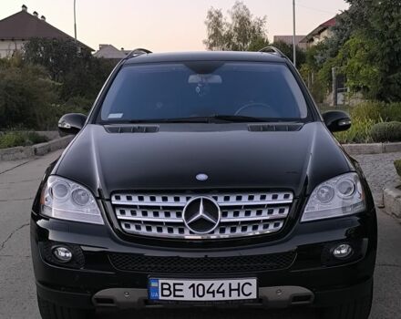 Черный Мерседес МЛ 350, объемом двигателя 3.5 л и пробегом 184 тыс. км за 13900 $, фото 2 на Automoto.ua