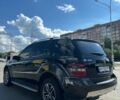 Черный Мерседес МЛ 350, объемом двигателя 3.5 л и пробегом 260 тыс. км за 9300 $, фото 1 на Automoto.ua