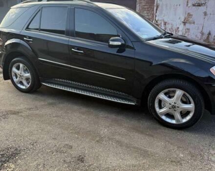 Черный Мерседес МЛ 350, объемом двигателя 3.5 л и пробегом 230 тыс. км за 12800 $, фото 1 на Automoto.ua