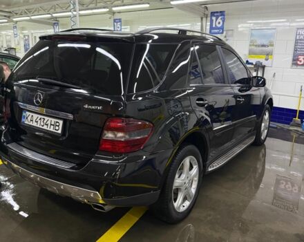 Черный Мерседес МЛ 350, объемом двигателя 3.5 л и пробегом 242 тыс. км за 9499 $, фото 2 на Automoto.ua