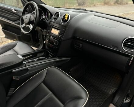 Черный Мерседес МЛ 350, объемом двигателя 3 л и пробегом 340 тыс. км за 15500 $, фото 2 на Automoto.ua