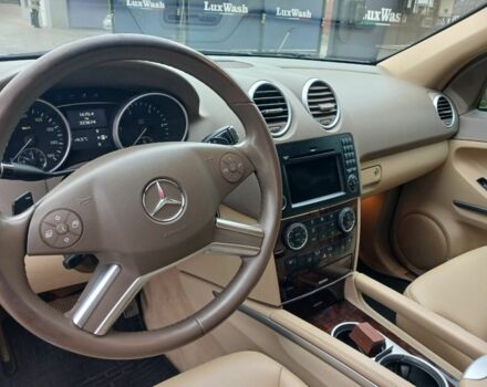 Чорний Мерседес МЛ 350, об'ємом двигуна 3 л та пробігом 345 тис. км за 13500 $, фото 4 на Automoto.ua