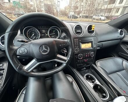 Черный Мерседес МЛ 350, объемом двигателя 3 л и пробегом 340 тыс. км за 15500 $, фото 4 на Automoto.ua