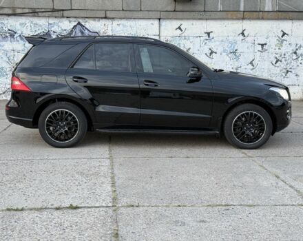 Черный Мерседес МЛ 350, объемом двигателя 3 л и пробегом 260 тыс. км за 15000 $, фото 6 на Automoto.ua