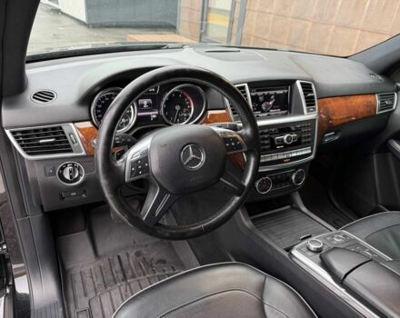 Черный Мерседес МЛ 350, объемом двигателя 3.5 л и пробегом 331 тыс. км за 16950 $, фото 16 на Automoto.ua