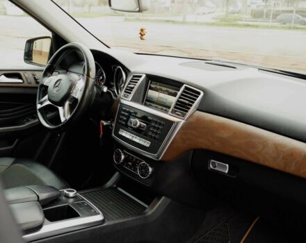 Черный Мерседес МЛ 350, объемом двигателя 3 л и пробегом 255 тыс. км за 25000 $, фото 15 на Automoto.ua