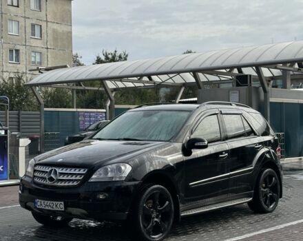 Черный Мерседес МЛ 350, объемом двигателя 3.5 л и пробегом 300 тыс. км за 9500 $, фото 1 на Automoto.ua