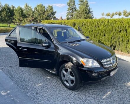 Черный Мерседес МЛ 350, объемом двигателя 3.5 л и пробегом 138 тыс. км за 11999 $, фото 1 на Automoto.ua