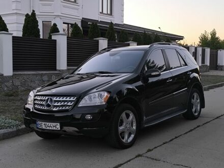 Черный Мерседес МЛ 350, объемом двигателя 3.5 л и пробегом 184 тыс. км за 13900 $, фото 1 на Automoto.ua