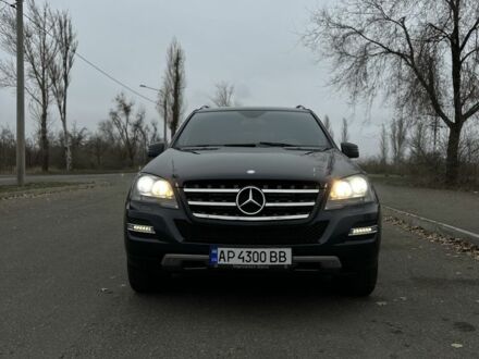 Черный Мерседес МЛ 350, объемом двигателя 3 л и пробегом 340 тыс. км за 15500 $, фото 1 на Automoto.ua