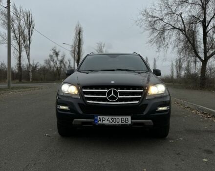 Черный Мерседес МЛ 350, объемом двигателя 3 л и пробегом 340 тыс. км за 15500 $, фото 1 на Automoto.ua