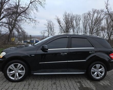 Черный Мерседес МЛ 350, объемом двигателя 3 л и пробегом 334 тыс. км за 17300 $, фото 1 на Automoto.ua