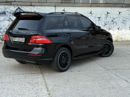 Черный Мерседес МЛ 350, объемом двигателя 3 л и пробегом 260 тыс. км за 15000 $, фото 1 на Automoto.ua