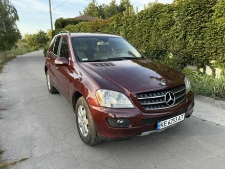 Красный Мерседес МЛ 350, объемом двигателя 3.7 л и пробегом 175 тыс. км за 11400 $, фото 1 на Automoto.ua