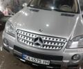 Сірий Мерседес МЛ 350, об'ємом двигуна 3.5 л та пробігом 250 тис. км за 9000 $, фото 1 на Automoto.ua