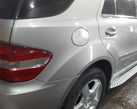 Сірий Мерседес МЛ 350, об'ємом двигуна 3.5 л та пробігом 250 тис. км за 9000 $, фото 1 на Automoto.ua