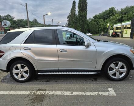 Серый Мерседес МЛ 350, объемом двигателя 3.5 л и пробегом 180 тыс. км за 11100 $, фото 2 на Automoto.ua