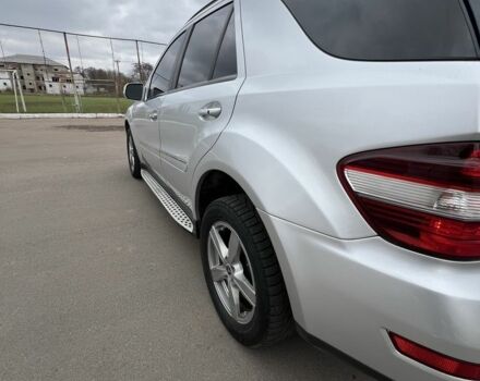 Серый Мерседес МЛ 350, объемом двигателя 3.5 л и пробегом 249 тыс. км за 9599 $, фото 7 на Automoto.ua