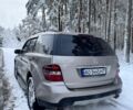 Серый Мерседес МЛ 350, объемом двигателя 3.5 л и пробегом 294 тыс. км за 11000 $, фото 2 на Automoto.ua