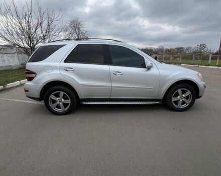 Серый Мерседес МЛ 350, объемом двигателя 3.5 л и пробегом 249 тыс. км за 9599 $, фото 4 на Automoto.ua