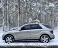 Серый Мерседес МЛ 350, объемом двигателя 3.5 л и пробегом 294 тыс. км за 11000 $, фото 1 на Automoto.ua
