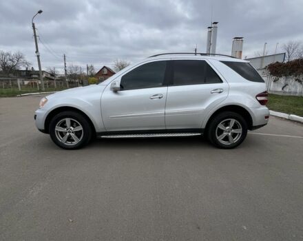 Серый Мерседес МЛ 350, объемом двигателя 3.5 л и пробегом 249 тыс. км за 9599 $, фото 3 на Automoto.ua