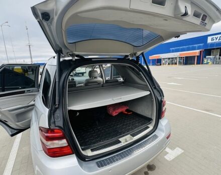 Сірий Мерседес МЛ 350, об'ємом двигуна 3 л та пробігом 30 тис. км за 17500 $, фото 5 на Automoto.ua