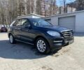 Серый Мерседес МЛ 350, объемом двигателя 3 л и пробегом 372 тыс. км за 20000 $, фото 1 на Automoto.ua
